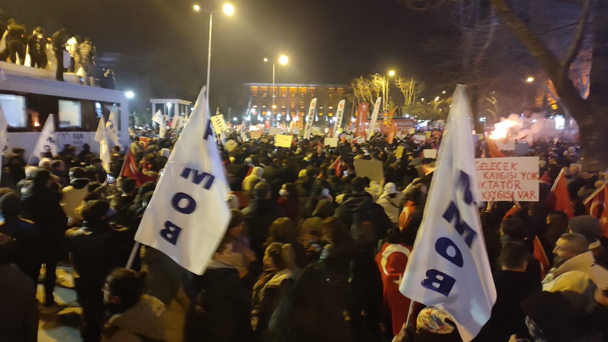 Halkın iradesiyle seçilmiş belediye başkanlarının tutuklanmasının ardından, demokrasi mücadelesi için tüm toplumsal muhalefetle omuz omuza buradayız! 
Hukukun üstünlüğü ve ülkemizin demokratik geleceği için bir adım geri atmadan hep beraber mücadeleye devam edeceğiz!