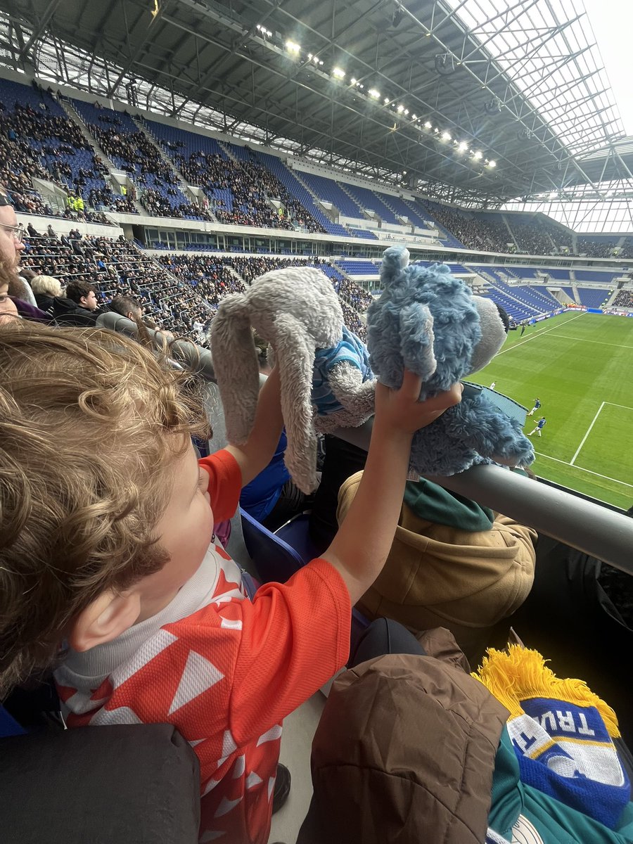 Can’t believe a steward said they can’t sit on the hand rails 🙈😂