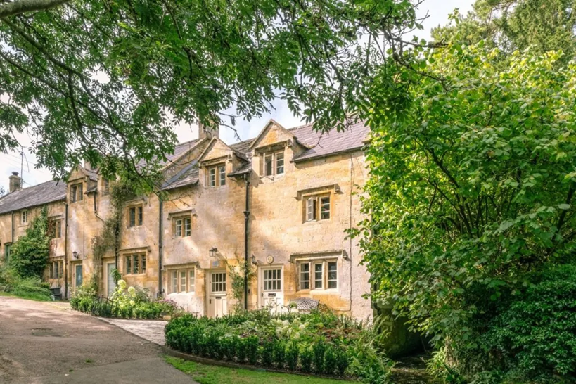 NEW HOLIDAY ACCOMMODATION: Primrose Cottage, Blockley,

Sleeps four guests (no children aged seven or under permitted, except for one babe in arms), in two beautifully appointed bedrooms, with a large bathroom.
View at: staycotswold.com/property/primr…