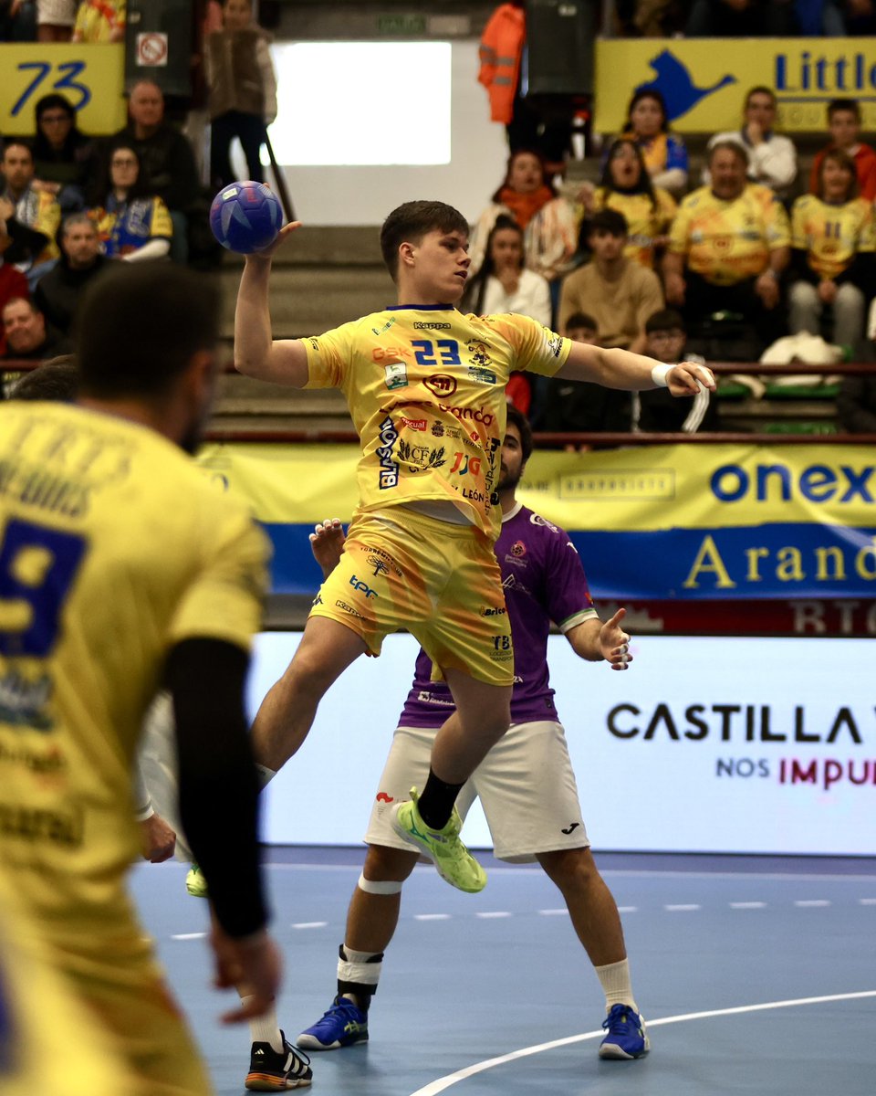 ASOBAL's tweet photo. 🟣 ¡@bmguadalajara conquista el Santiago Manguán!

🔥 El equipo de @jcrekena supera a @bmvillaaranda (22-23) y enciende la lucha por la permanencia en la #LigaPlenitude

⬆️ ¡Los alcarreños se distancian a +4 del descenso directo con 14p

📸 @soy_arcalle 

#️⃣ #EscuelaDeTalento https://t.co/u77S6tppCc