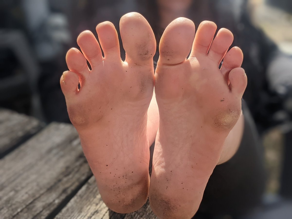 SolesSupreme's tweet photo. Selling content. Who wants my dirty soles in their face? https://t.co/v0MHd13jAs