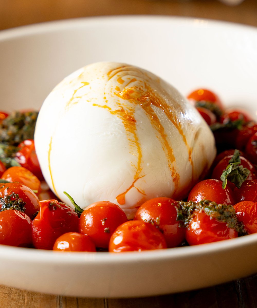 LPQMX's tweet image. Cuando el antojo pide algo diferente… Nuestro Nuevo Menú Especiales tiene justo lo que necesitas. ¡Ven y prueba esta rica BURRATA! ✨️
#LePainQuotidien #DisfrutaLoCotidianoDeLaVida