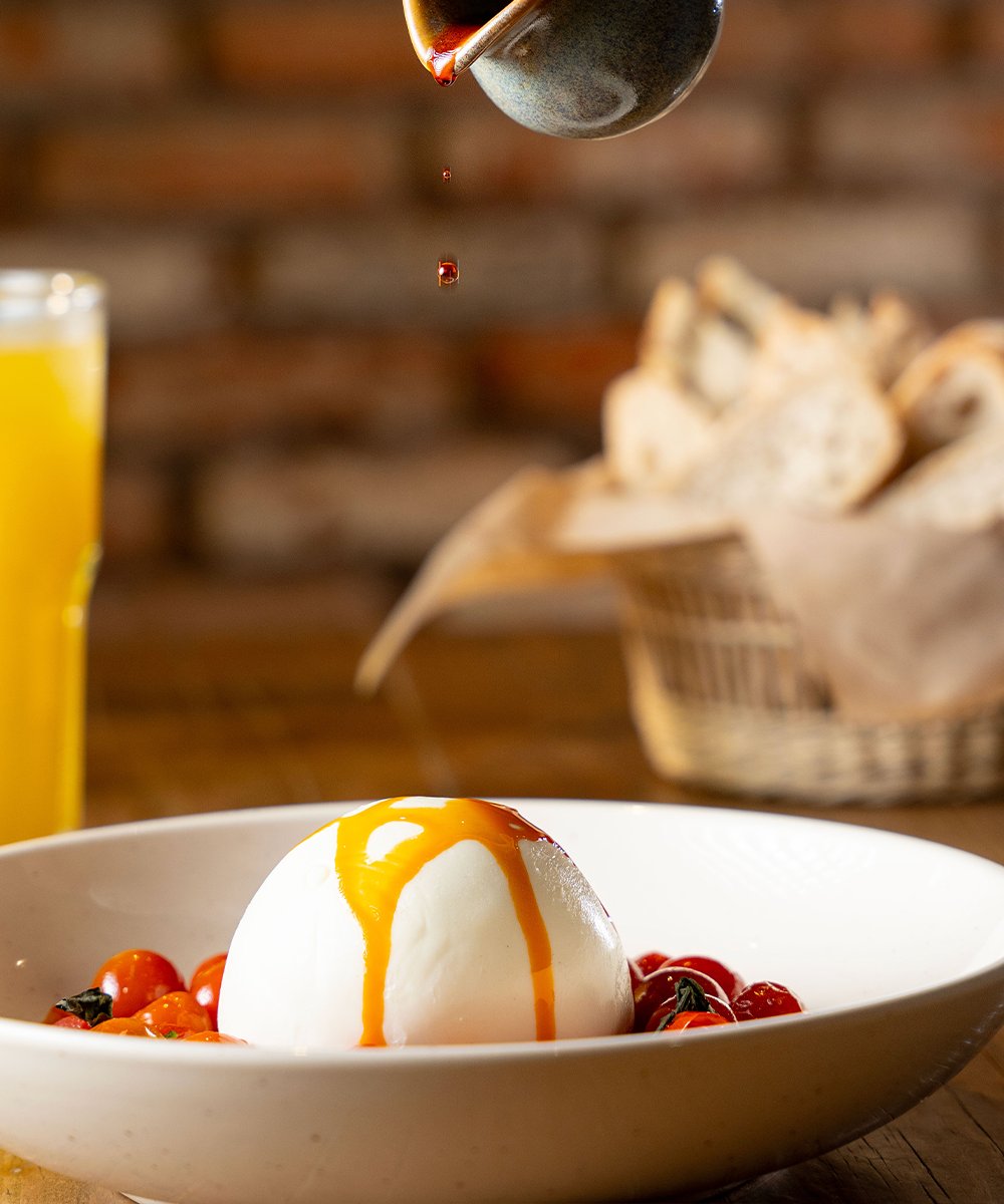 LPQMX's tweet image. Cuando el antojo pide algo diferente… Nuestro Nuevo Menú Especiales tiene justo lo que necesitas. ¡Ven y prueba esta rica BURRATA! ✨️
#LePainQuotidien #DisfrutaLoCotidianoDeLaVida