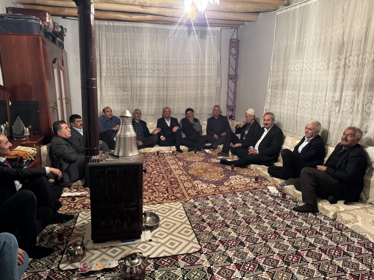 Akkadin_Hakkari's tweet photo. 📍Durankaya  Pınarbaşı 
İl Başkanımız sn @KayaZeydin
Kadın Kolları Bşk @GunesHyv , Durankaya Belediye Bşk @ismaildmirci30 birlikte;

Ramazan-ı Şerif ayının birlik beraberlik ve paylaşma ruhunu en güzel şekilde yaşamak ve yaşatmak için  hemşehrilerimizin Sofralarına konuk oluyor https://t.co/QEeIwvi1ZC