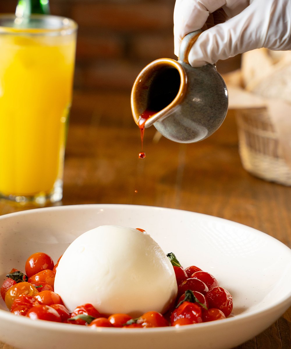 LPQMX's tweet image. Cuando el antojo pide algo diferente… Nuestro Nuevo Menú Especiales tiene justo lo que necesitas. ¡Ven y prueba esta rica BURRATA! ✨️
#LePainQuotidien #DisfrutaLoCotidianoDeLaVida