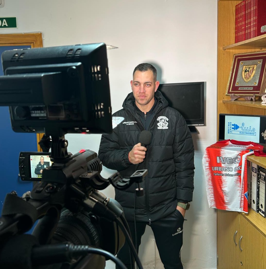 A los micros 🎙️ de <a href="/javierm26205999/">javier moreno</a>, analizan la victoria de hoy <a href="/Charafennadi/">Charaf</a> y el “debutante” Félix Leal 😊🦁.

#LeonesPriego
#PrimeraAndaluzaJ25
#EstoVaDe🖤