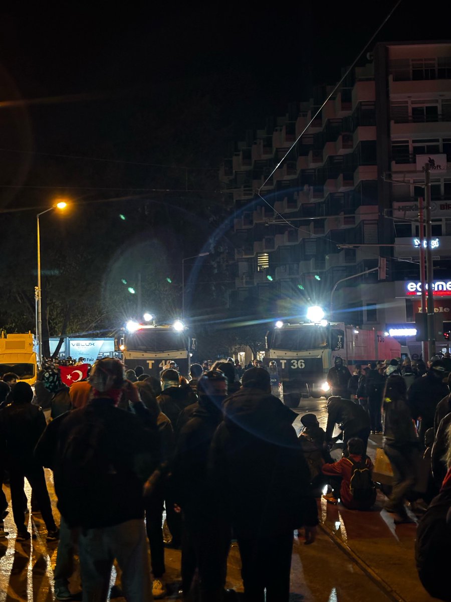 📍İZMİR

Sosyalistler Partisi İzmir Koordinasyonu’ndan yoldaşlarımızın yer aldığı kitleyle polis arasında şiddetli çatışmalar yaşanıyor. #HücumEt 

#15Milyon #Saraçhane #Sokağa