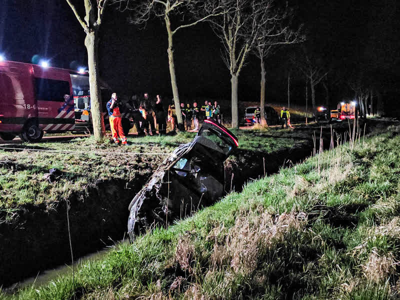 Auto met drie inzittenden in sloot in Dordtse polder