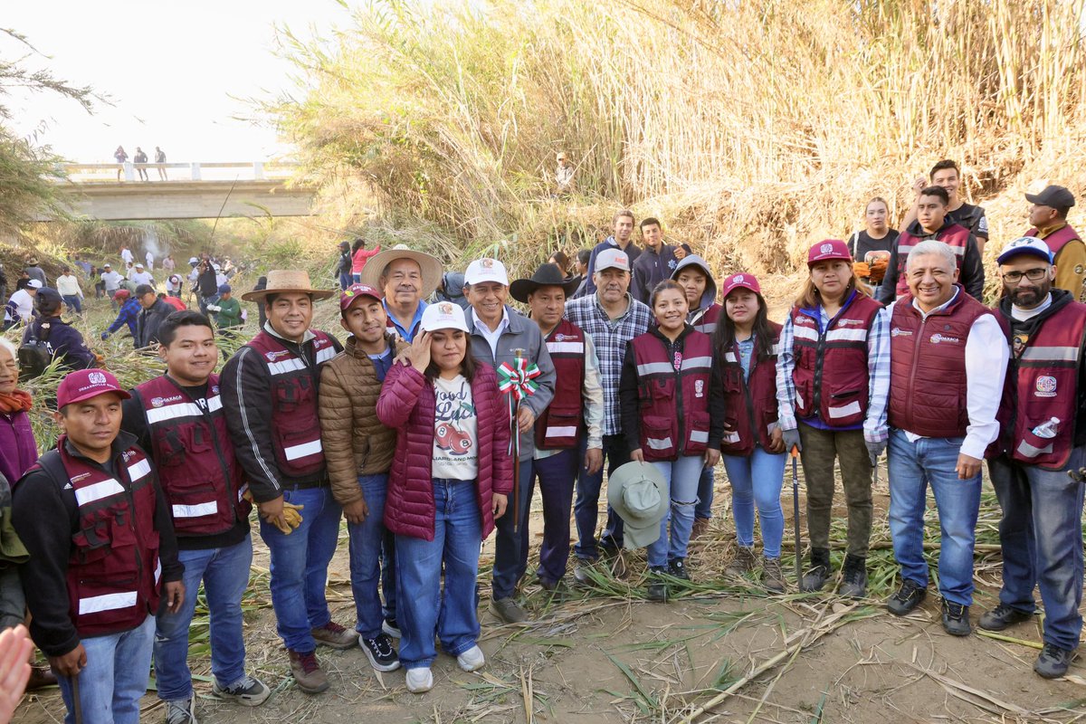 Por instrucciones del Coordinador General Donato Vargas Jiménez, los Delegados de Paz Social de las regiones Valles Centrales, Mixteca y Sierra Norte participaron activamente en el Mega Tequio de Limpieza del Río Atoyac, en Santiago Suchilquitongo.