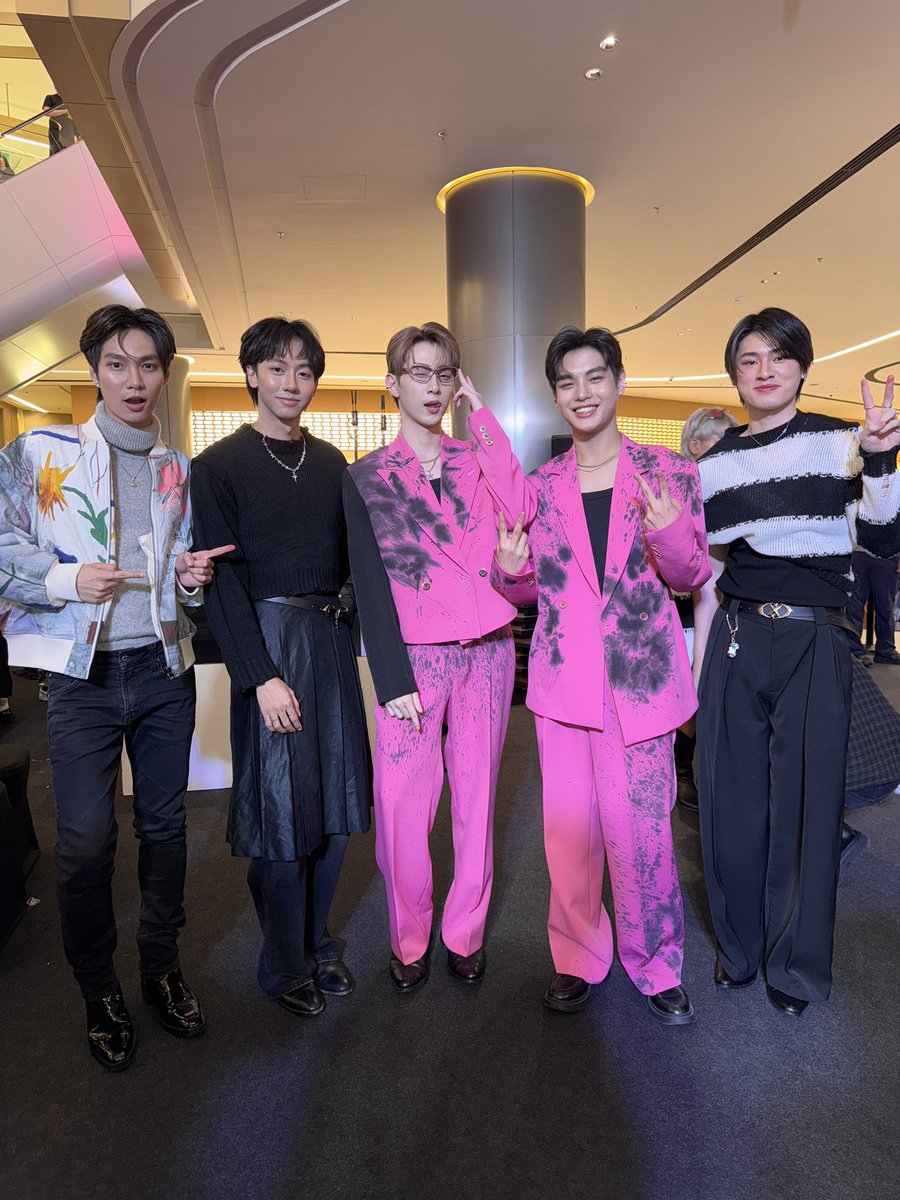 📸 with <a href="/ViuTalent_TH/">Viu Talent Thailand</a> #viutalent

#TikTokShopBeautyFest
#TikTokShopBeautyFestXTORYODD
#OneBangkok
#TORYODDentertainment
#ต่อยอดแก๊งค์
#cuejsd #ssaintntp #jimmynt