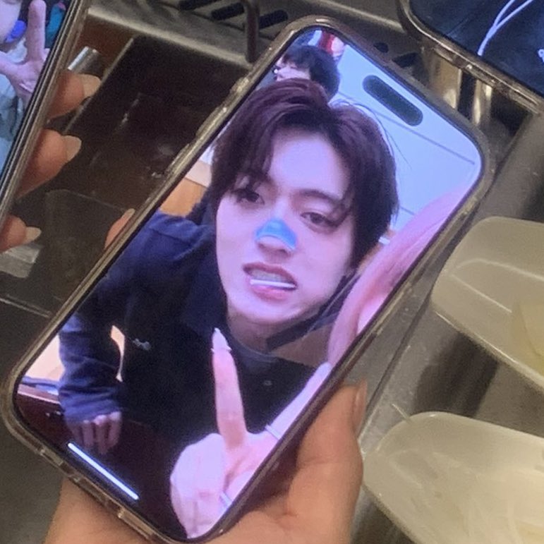 onaskies's tweet photo. Mau dihina bagaimanapun gak peduli, tapi kalau haruto sama jeongwoo foto pakai hp mu itu ya kena banget di gua sih https://t.co/Hhb338W6cH