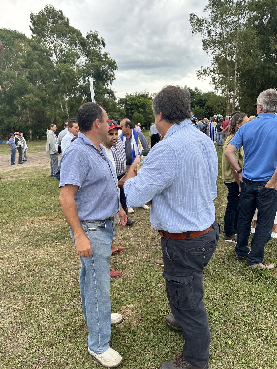 Se juntaron miles para defender la República. No era por política. Era por la plena vigencia de la ley y contra la Fiscalía politizada. ⁦<a href="/besozzi_guille/">Guillermo Besozzi</a>⁩ es un hombre íntegro. Lo dicen todos los de todos los bandos ⁦<a href="/cdcamy/">Carlos Daniel Camy</a>⁩ ⁦<a href="/JavierGarcia_Uy/">Javier García</a>⁩ ⁦<a href="/Antia_Enrique/">Ing. Agr. Enrique Antía</a>