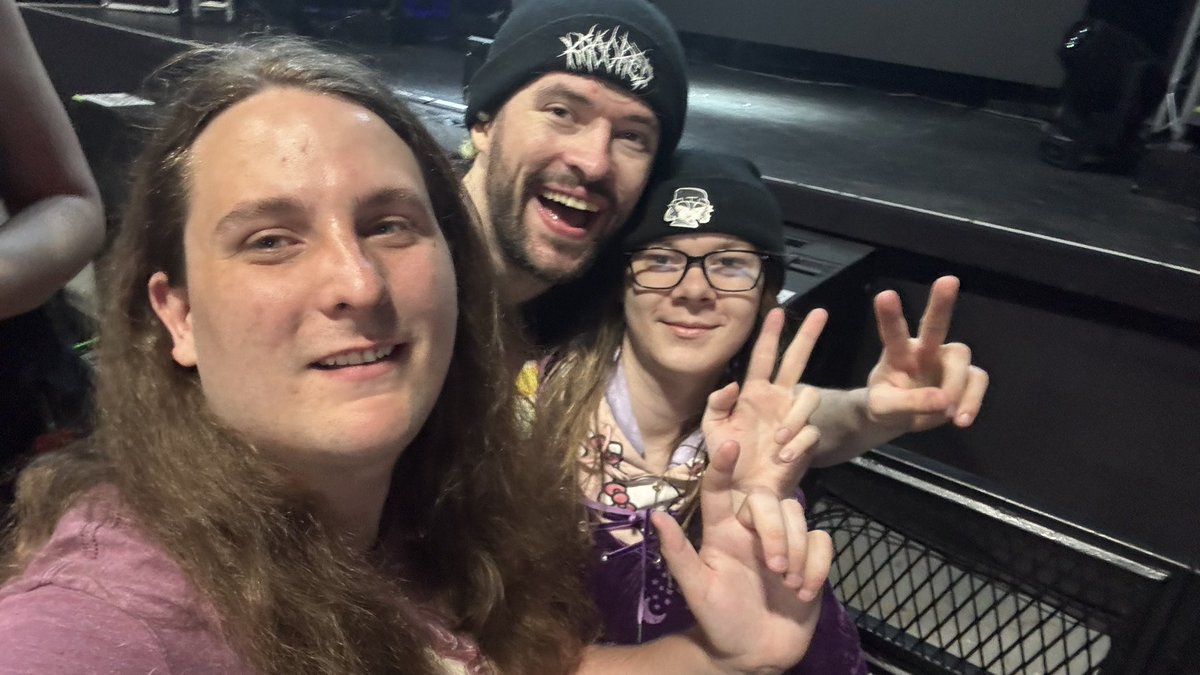 leHyperKitsune's tweet image. last night was crazy was at the blackbox theater for the #VirtualRiot event for my 25th birthday thats going to happen in a bit yeeee