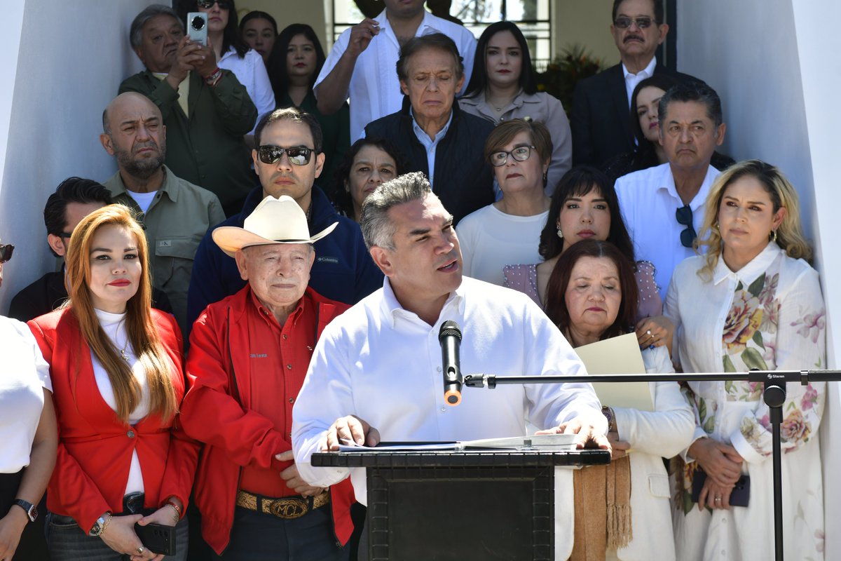 Hoy, en su aniversario luctuoso, rendimos homenaje a Luis Donaldo Colosio con una guardia de honor en el panteón municipal de San Martín, en Magdalena de Kino, Sonora.

Estar aquí, en su tierra, es recordar su lucha, su visión y su profundo amor por México. Luis Donaldo sigue