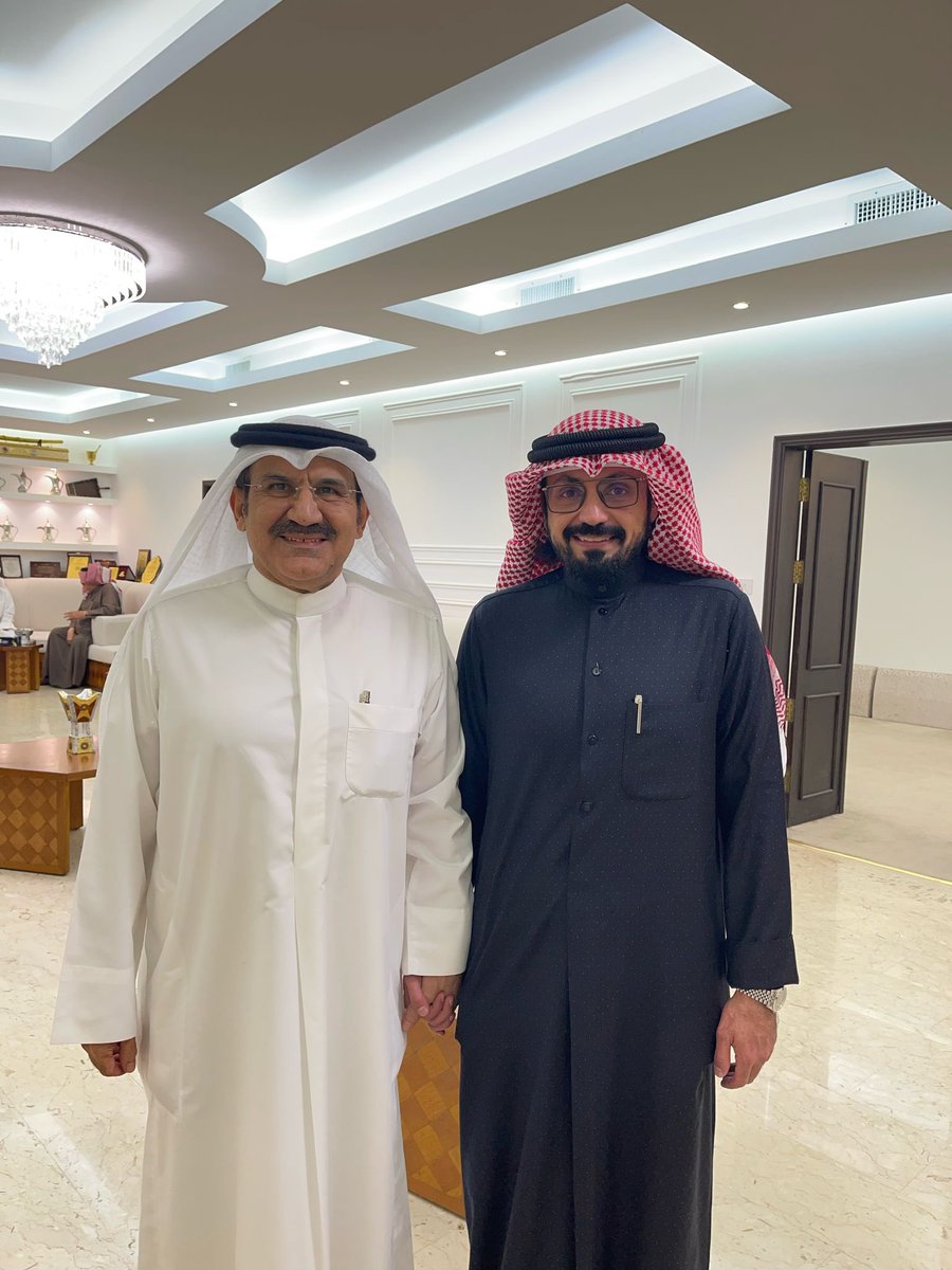 تشرفت بزيارة ديوان المهاوش 
الكرام وإن شاء الله هو عامر بأهله 
إقبال من مختلف أطياف المجتمع في  «ديوان المهاوش»

وصوره تجمعني مع العم الغالي 
الدكتور فلاح صالح المهاوش
وأخواني الغالين
الكابتن فالح فلاح المهاوش 
و
الدكتور أحمد فلاح المهاوش
<a href="/DrFsalman/">د. فلاح صالح المهاوش</a> 
<a href="/DRALMUHAWESH/">د. أحمد فلاح المهاوش</a>