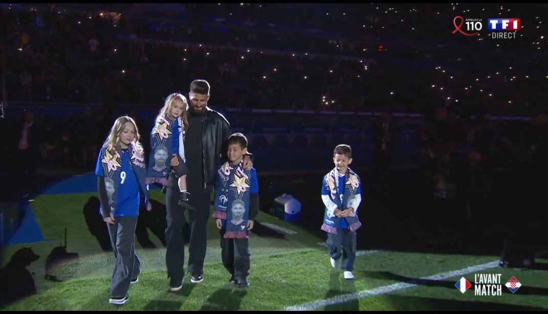 ActuFoot_'s tweet image. « 𝗠𝗘𝗥𝗖𝗜 ! » 🇫🇷🤩

La France fête et rend hommage au meilleur buteur de son Histoire : 𝗢𝗟𝗜𝗩𝗜𝗘𝗥 𝗚𝗜𝗥𝗢𝗨𝗗 ! 👏