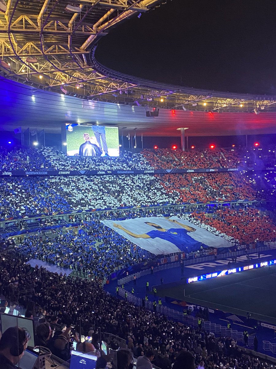 ActuFoot_'s tweet image. « 𝗠𝗘𝗥𝗖𝗜 ! » 🇫🇷🤩

La France fête et rend hommage au meilleur buteur de son Histoire : 𝗢𝗟𝗜𝗩𝗜𝗘𝗥 𝗚𝗜𝗥𝗢𝗨𝗗 ! 👏