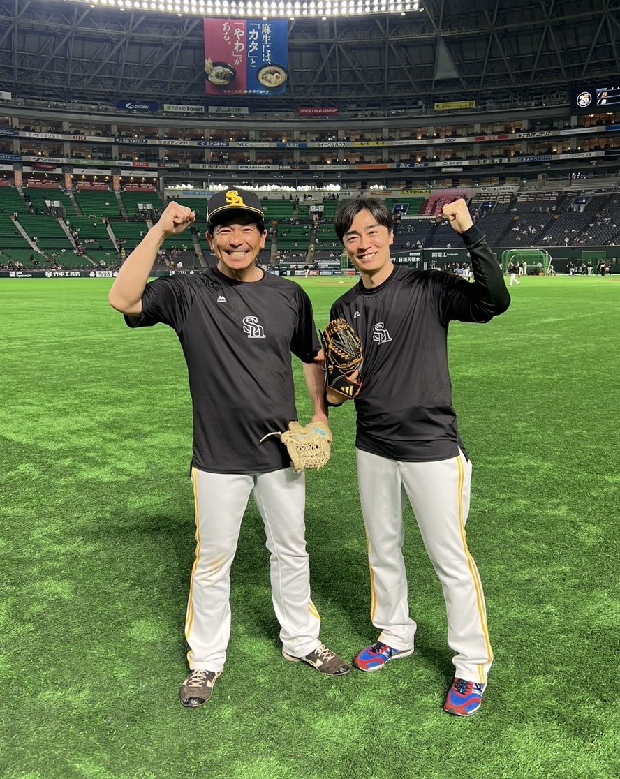 match_no3's tweet photo. ソフトバンクホークス２０周年記念OB戦に参加しました‼️練習での写真です‼️
和田さん、一週間前に引退試合まずは体休めてくださいね‼️
ズレータ選手、一年目に一緒にプレーして飛距離は衝撃でした‼️よかろうもん‼️
多村さん、アンダーアーマープレーヤーとして優しくして���らいました‼️ https://t.co/DN7b80izqN