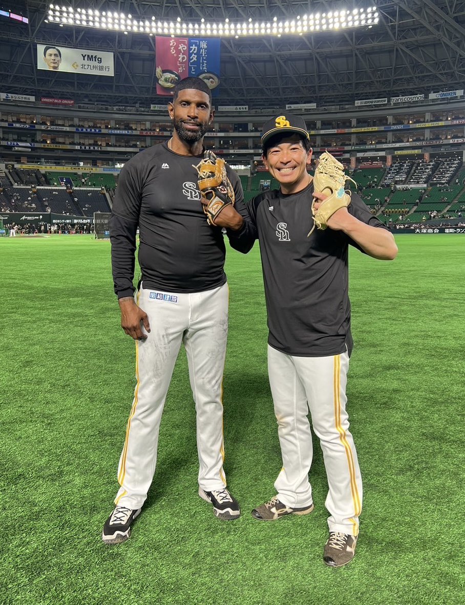 match_no3's tweet photo. ソフトバンクホークス２０周年記念OB戦に参加しました‼️練習での写真です‼️
和田さん、一週間前に引退試合まずは体休めてくださいね‼️
ズレータ選手、一年目に一緒にプレーして飛距離は衝撃でした‼️よかろうもん‼️
多村さん、アンダーアーマープレーヤーとして優しくして���らいました‼️ https://t.co/DN7b80izqN