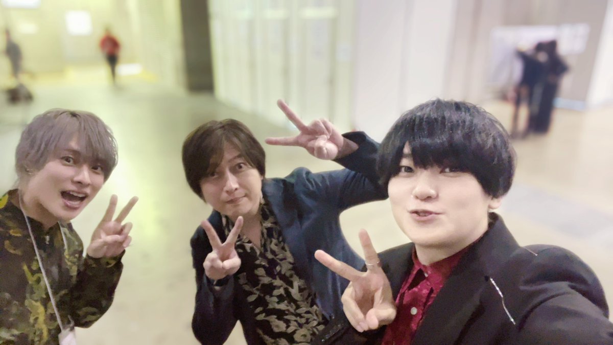 amasakikohei's tweet photo. AJ思い出②
通りすがりに
小野さんと信彦さんと〜✨

小野さん『あまちゃん黒執事に合いそうな良い服着てるじゃないかぁ〜（ニヤリ）』天﨑『あくまで衣装ですから差し上げれません〜💦』信彦さん『（ニコニコ☺️）』という時間だったことを報告します🙌
#AJ2025 https://t.co/jC8beDqN0O