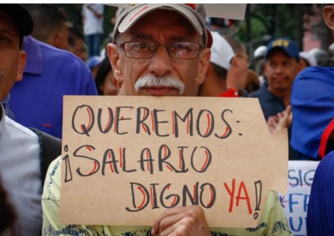 freddyzur's tweet photo. Lo que está pasando con los pensionados del IVSS y Amor Mayor en Venezuela es realmente indignante. Son personas que han trabajado toda su vida y que, en su vejez, deberían tener garantizada una vida digna, con acceso a alimentos, medicinas y servicios básicos. Sin embargo, lo que reciben no alcanza ni para lo más esencial, y encima tienen que vivir con la incertidumbre de cuándo les depositarán el llamado “Bono de Guerra”.

Hasta el momento, el gobierno de Nicolás Maduro no ha hecho ningún anuncio oficial sobre el pago del bono correspondiente a marzo de 2025. Si nos basamos en los meses anteriores, lo más probable es que lo paguen entre el 20 y el 21 de marzo, junto con la pensión del mes siguiente. En febrero, por ejemplo, el bono fue de 2.745 bolívares, que al cambio del Banco Central de Venezuela (BCV) equivalían a unos 43 dólares. Puede sonar como una ayuda, pero en un país donde la inflación no da tregua y los precios suben constantemente, esa cantidad se esfuma en pocos días.

El verdadero problema es que la pensión base sigue siendo de apenas 130 bolívares, lo que equivale a menos de 2 dólares mensuales. Con eso no se compra prácticamente nada en una economía dolarizada donde una harina de maíz cuesta alrededor de 100 bolívares y un kilo de queso puede pasar los 300 bolívares. En estas condiciones, muchos pensionados dependen completamente de los bonos, y eso los convierte en rehenes de un sistema que los mantiene en la miseria y la incertidumbre.

Lo más grave es que esta situación no es nueva. Desde hace años, los jubilados y pensionados han estado exigiendo un ajuste digno de sus ingresos, pero el gobierno se ha limitado a dar bonos esporádicos en vez de aumentar la pensión de manera estructural. Mientras tanto, los abuelos enfrentan enfermedades sin poder comprar medicinas, pasan hambre porque la comida es impagable y viven angustiados por no saber si el próximo mes podrán cubrir siquiera sus necesidades básicas.

Es un abandono total. Un país que no respeta ni protege a sus ancianos está condenado a la descomposición social. La pregunta es: ¿hasta cuándo seguirá esta burla cruel? ¿Hasta cuándo seguirán dándoles migajas mientras el alto gobierno derrocha en lujos y propaganda? Los pensionados necesitan respuestas, pero sobre todo, necesitan justicia.