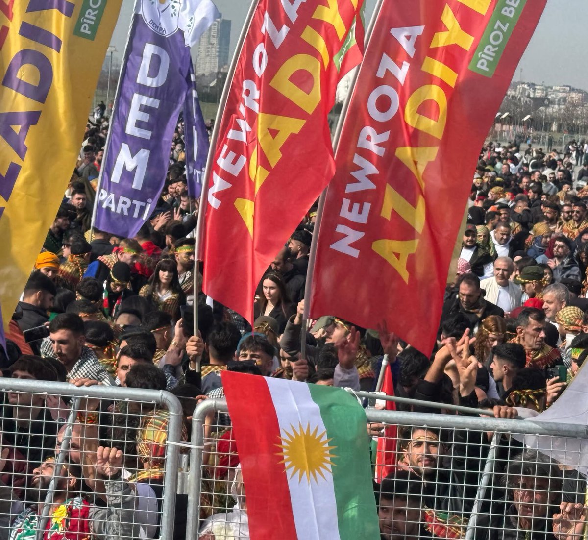 TOMA’ların suyu bitti, polislerin uykusu mu geldi? Gaz için biber hasatına mı gidildi? Teröristler propaganda yaparken, Türkiye Cumhuriyeti'nin orta yerinde paçavralar açılırken neden kimsenin sesi çıkmıyor?