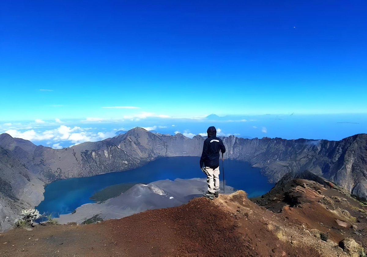 GM 🌞 from MT RINJANI 3726 MDPL  Lombok - Indonesia 

an unforgettable experience 🖤