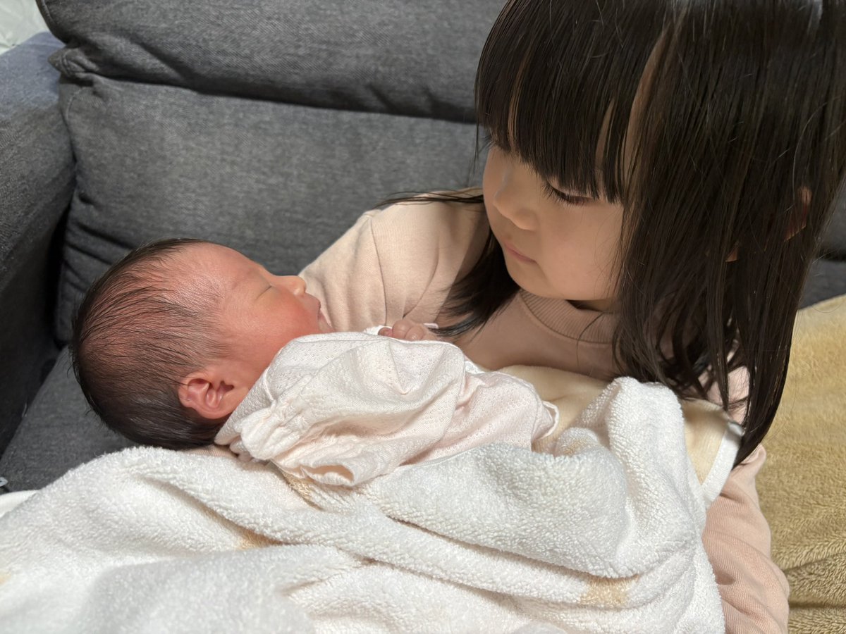 sxxtan0409's tweet photo. レナさんうるさいのが落ち着くんかして
みんなきてる時ずっと寝てたのに
寝静まった瞬間寝やんくなった🤣笑
賑やかが好きなのね笑
こっちも神経質ならんで済むから安心😮‍💨 https://t.co/qaslyJMlIx