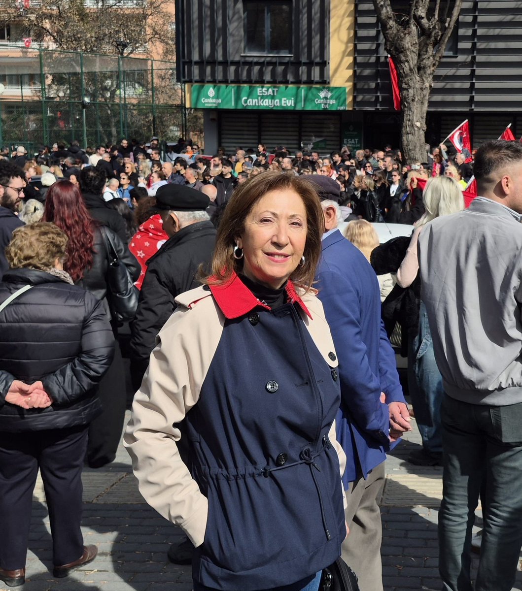 Demokrasi ve özgürlük için oy veriyoruz.