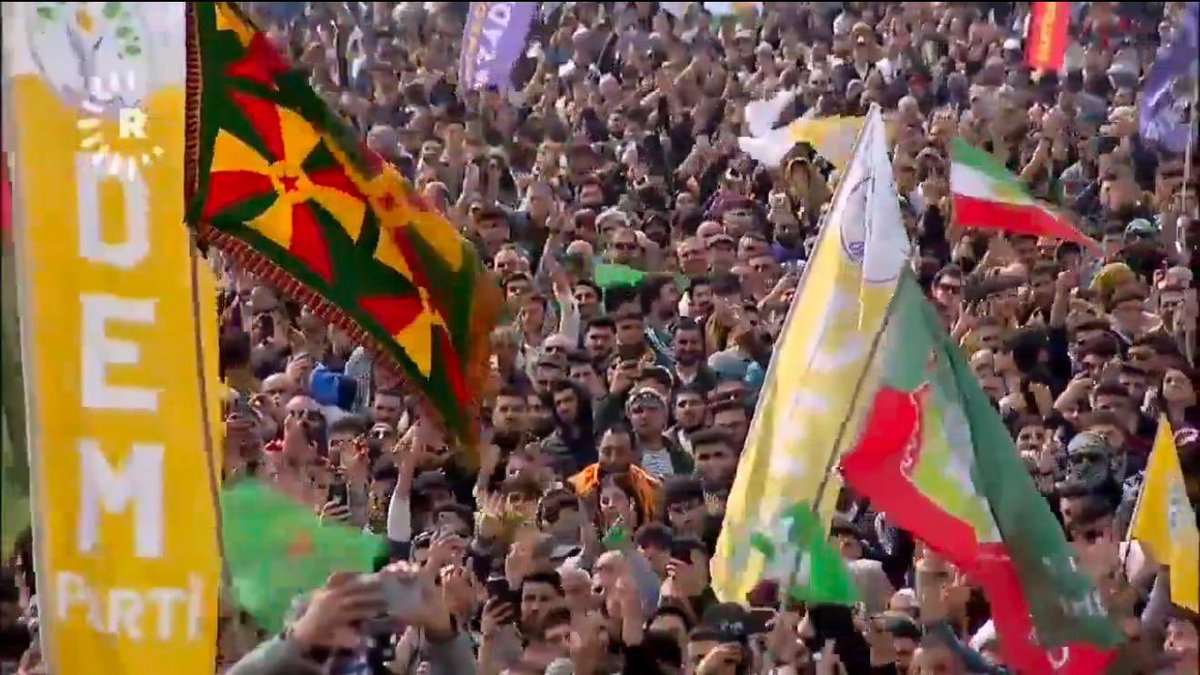 ConflictTR's tweet photo. 🔴 Yavuz Ağıralioğlu:

Bu görüntülerden hiç mi utanmıyorsunuz?

Memleketin dört bir yanında yüzleri kapalı, ellerinde terör örgütünün paçavraları ile teröristler kortej geçişi yaparken, İstanbul'da gösteriyi, yürüyüşü yasaklamışken; buna da gerekçe olarak toplumsal olayları gösterirken meydan meydan terör propagandası yapılmasına nasıl izin veriyorsunuz?