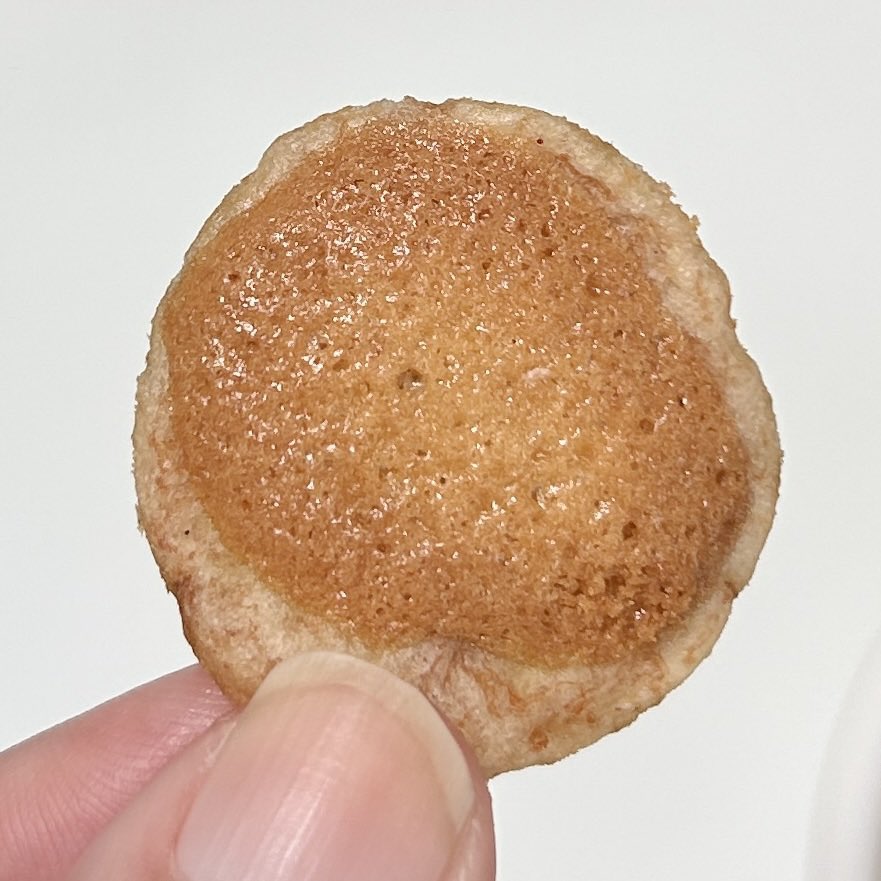 เจอรีวิวอันนี้เค้าบอกว่า"รสชาติอร่อยจนน่ากลัว" นี่ก็กดเข้าไปอ่านต่อ สรุปคือน่ากลัวว่าจะหยุดกินไม่ได้ เหตุเกิดจากหาขนมกินไปเรื่อยแล้วเลื่อนๆไปเจอเลยสั่งมาลองหน่อย เค้าเรียกว่ากล้วยหอมเนย เปิดถุงมาคือได้กลิ่นรู้เลยว่าต้องอร่อย  หอมเนยฟุ้งมากกกก กรอบ