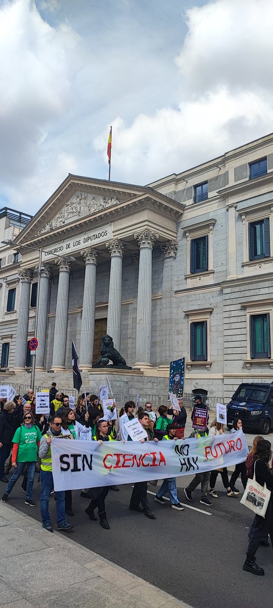 Hoy hemos salido nuevamente a la calle en Madrid para reivindicar una universidad pública y de calidad, que #SinCienciaNoHayFuturo