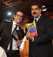 SoyBelenix's tweet photo. La estrategia de Fernando Casado (asesor de Luisa González y Nicolás Maduro) es clara! , hacer que Luisa González diga lo que el pueblo quiere oír, aunque todo sea mentira. Es el mismo libreto de Chávez, cuando prometió no expropiar, no censurar, no perpetuarse… e hizo lo contrario.
Fernando Casado no defiende ideas, defiende intereses. Su “prostitución intelectual” no es solo inmoral, es PELIGROSA!. No le importa cuántos países se hundan mientras su cuenta esté llena. 
El tiempo pondrá a cada impostor en su lugar. Y a los que lo financian, también 😉. #LuisaMENTIROSA