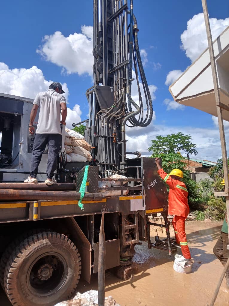 AviseRissMwaku's tweet image. 📌Unir nos forces pour aller plus loin !
Nous saluons la collaboration des entreprises #SolveTech et #MLSconstruction, toutes deux membres de la Communauté des Ingénieurs de l&apos;espace Grand Katanga(CIEK) @mbuyi_don @jeunesseEP_RDC @AviseRissMwaku @AWAZIAMURI