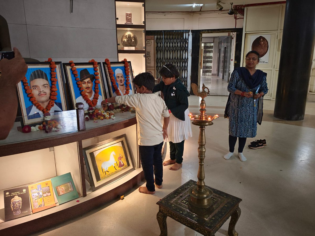 dir_museum_up's tweet photo. राज्य संग्रहालय, लखनऊ में आज दिनांक 23 मार्च, 2025 को अमर शहीद भगत सिंह, राजगुरु व सुखदेव जी के बलिदान दिवस पर संग्रहालय भ्रमण करने वाले सम्मानित दर्शकों, संग्रहालय कार्मिकों एवं पूर्व सैनिकों द्वारा इन वीर बलिदानियों के चित्र पर पुष्पांजलि अर्पित कर नमन किया गया। https://t.co/bUE07ggg59