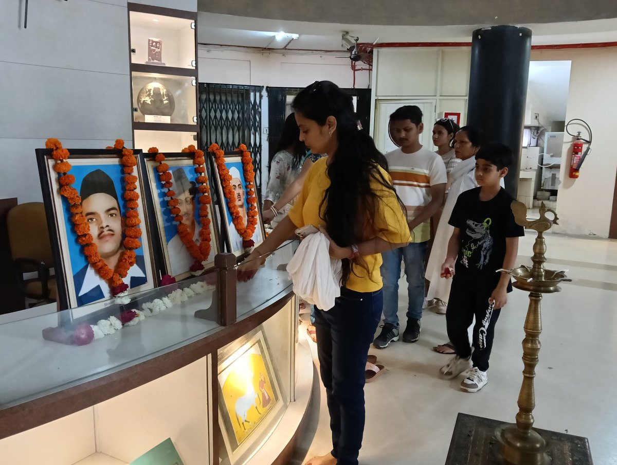 dir_museum_up's tweet photo. राज्य संग्रहालय, लखनऊ में आज दिनांक 23 मार्च, 2025 को अमर शहीद भगत सिंह, राजगुरु व सुखदेव जी के बलिदान दिवस पर संग्रहालय भ्रमण करने वाले सम्मानित दर्शकों, संग्रहालय कार्मिकों एवं पूर्व सैनिकों द्वारा इन वीर बलिदानियों के चित्र पर पुष्पांजलि अर्पित कर नमन किया गया। https://t.co/bUE07ggg59