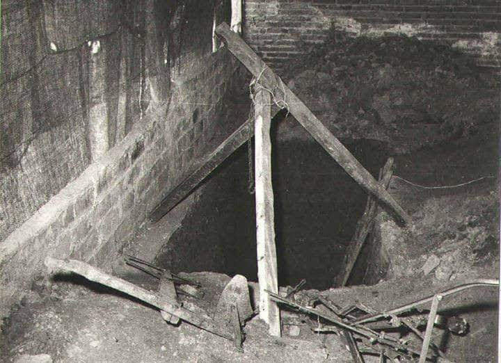 Ésta era la puerta de acceso a las CÁRCELES DEL PUEBLO. Iban a un pozo donde tenían a sus secuestrados.
Los más jóvenes, escucharon hablar de ésto?. Lo vieron en el colegio?