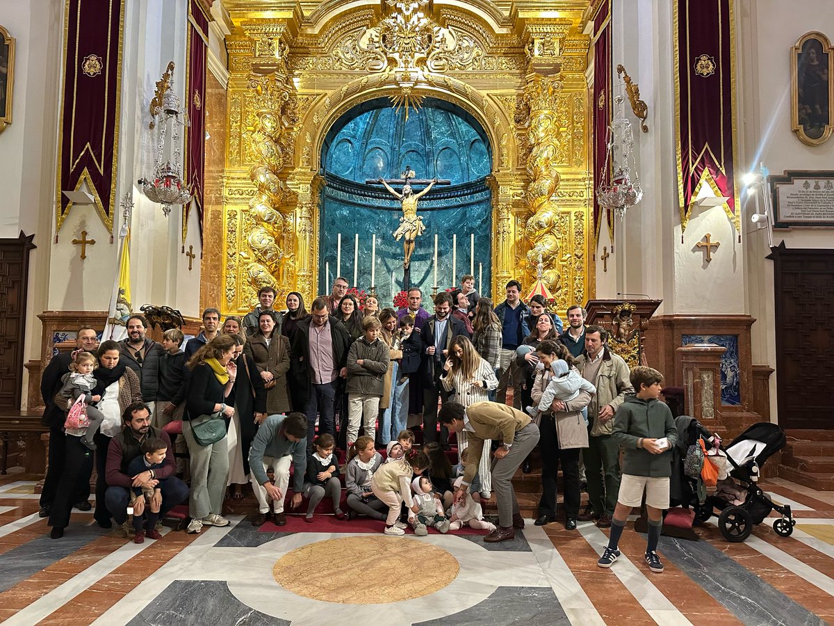 iglsrsanjose's tweet photo. Este sábado, desafiando a la lluvia, un grupo de matrimonios jóvenes, han ganado el Jubileo visitando @hermandaddelcachorro 

#iglesiadelseñorsanjosé #jubileo2025 #hermandadelcachorrosevilla https://t.co/CDxLbWxN6D