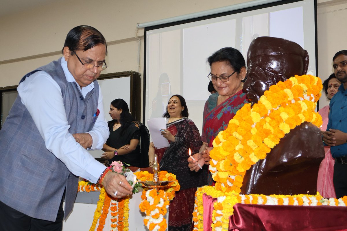 profappandey's tweet photo. अर्थशास्त्र विभाग काशीहिंदूविश्वविद्यालय  में “Women with Disabilities” विषय पर आयोजित राष्ट्रीय सेमिनार में मुख्य अतिथि के रूप में उपस्थित रहा https://t.co/80fVICEeKI