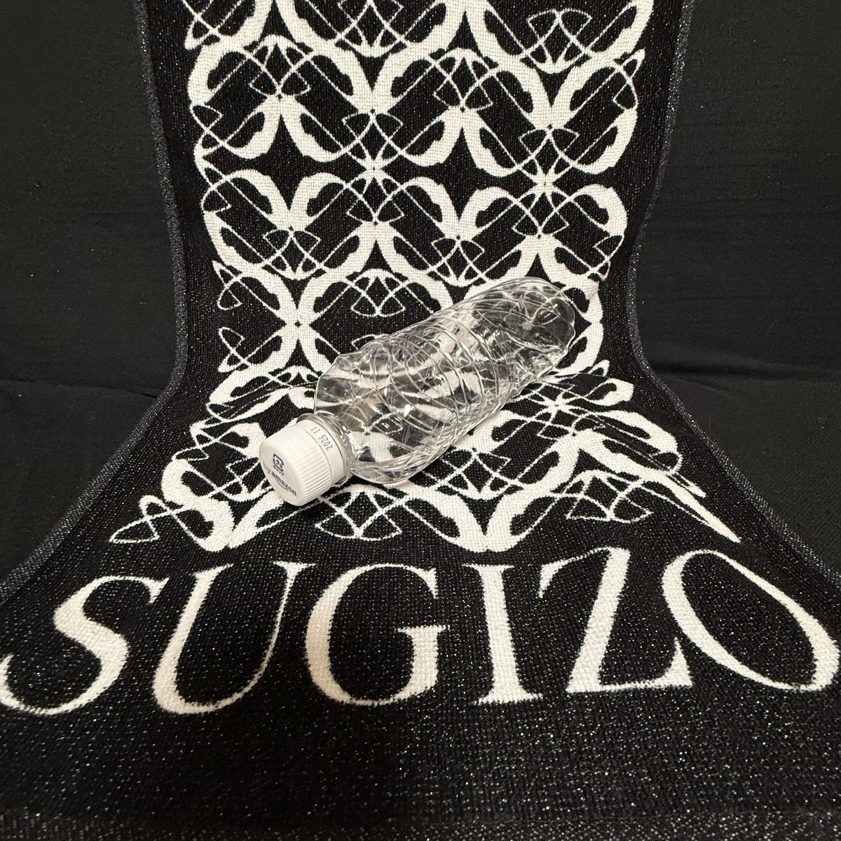 tak_ike's tweet photo. SUGIZOさんが投げたペットボトル運良くゲットした後、友達と「キャップ欲しいよねー」って話してたら、それを聞いてたカメラマンさんが後でステージ上に落ちてたキャップを届けて下さいました。ありがとうございました🤗
#SUGIZO
#カメラマン 神✨ https://t.co/cRgKGUU8r6
