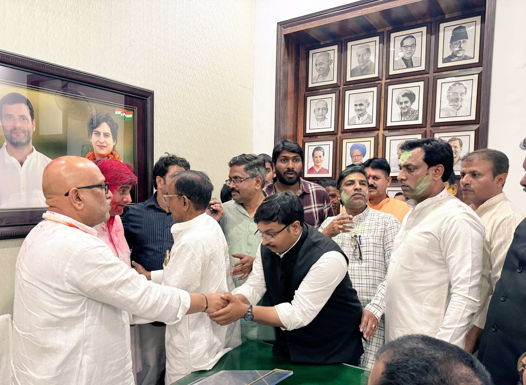 ZiaurRahmanIYC's tweet photo. #UPCC लखनऊ में होली मिलन के अवसर पर #AICC राष्ट्रीय सचिव, हिमाचल प्रदेश प्रभारी श्री @vidit_congress जी, बड़े भाई श्री @OmveerYadavINC जी एवं वरिष्ठजन के साथ प्रदेश अध्यक्ष श्री @kashikirai जी से मुलाकात कर जिलाध्यक्ष बनाने पर आभार व्यक्त किया और आशीर्वाद लिया।
@PurshottamINC
#Bulandshahr #ZiaurRahman #Shikarpur