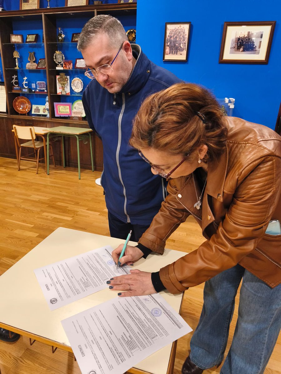 AMMaestroSoler's tweet photo. El pasado sábado 15 de marzo, se procedió a la firma del contrato con la Cofradía del Santísimo Cristo del Amor y María Auxiliadora de Martos para acompañar a su titular mariana en la mañana del Jueves Santo. https://t.co/EjwrpD3D0i