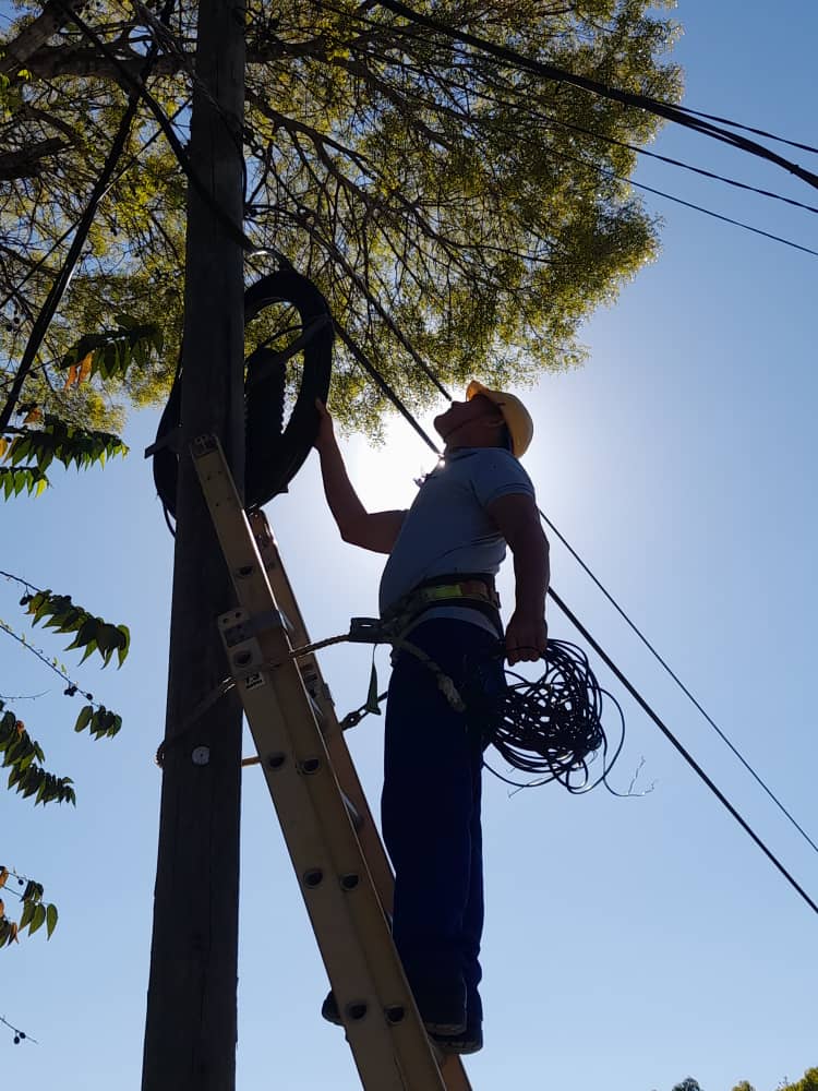 Las acciones de Normalización de Cruzamientos Eléctricos grantizan vitalidad a nuestras redes y servicios de telecomunicaciones.
#EtecsaConCuba 
#EtecsaTeAcompaña