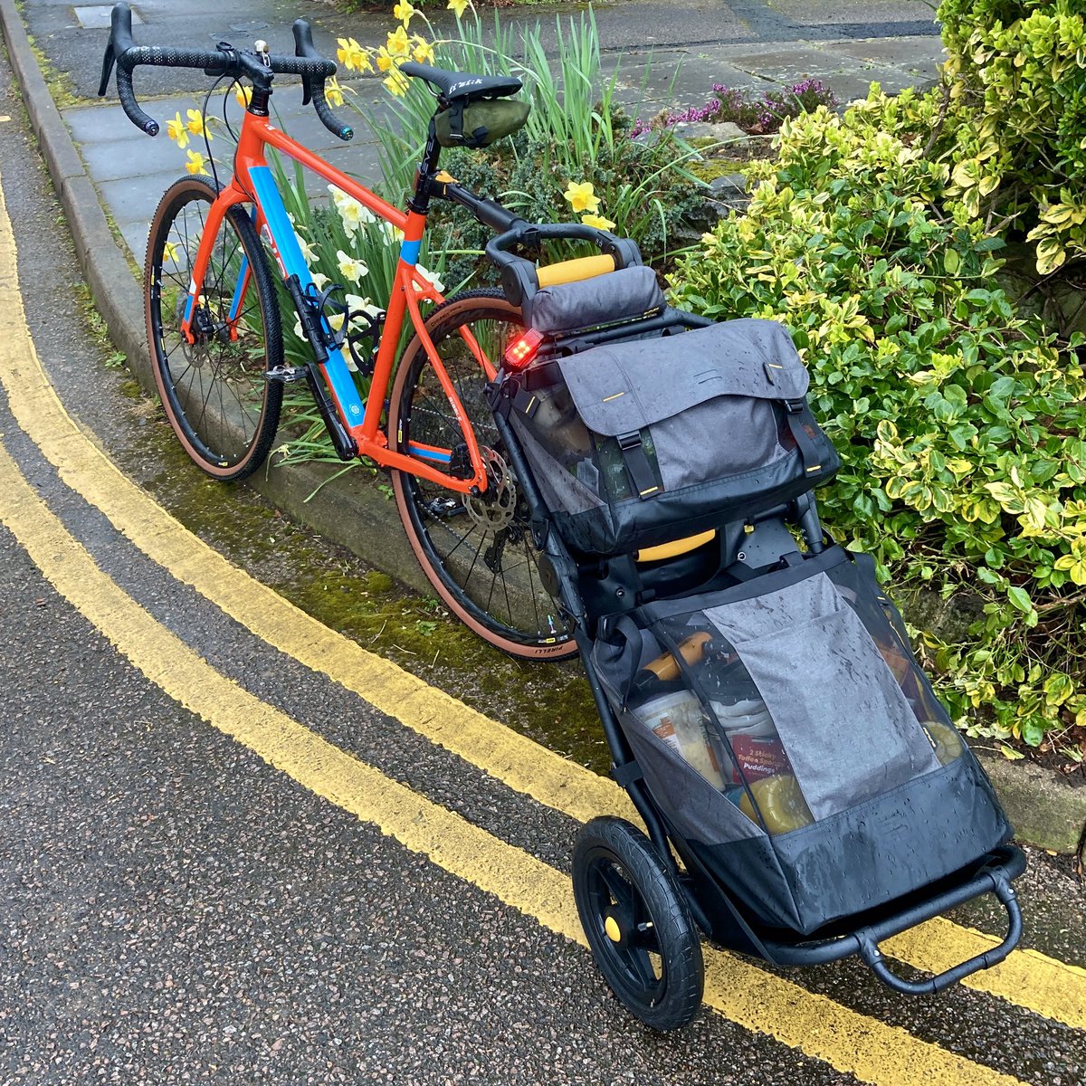 PaulOBrienArch's tweet photo. Love my shopping trailer! Spruced up the bike yesterday as well - new cassette & chain, deep clean, new rear tyre & both set up tubeless again, took off mudguards & pannier rack (for a little while anyway). #burleytravoy #myribble https://t.co/Oq0LITlrbD