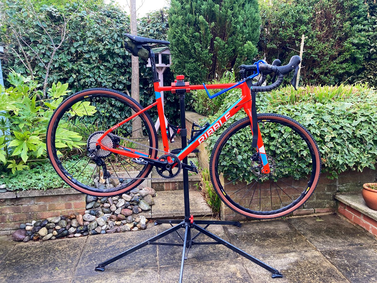 PaulOBrienArch's tweet photo. Love my shopping trailer! Spruced up the bike yesterday as well - new cassette & chain, deep clean, new rear tyre & both set up tubeless again, took off mudguards & pannier rack (for a little while anyway). #burleytravoy #myribble https://t.co/Oq0LITlrbD