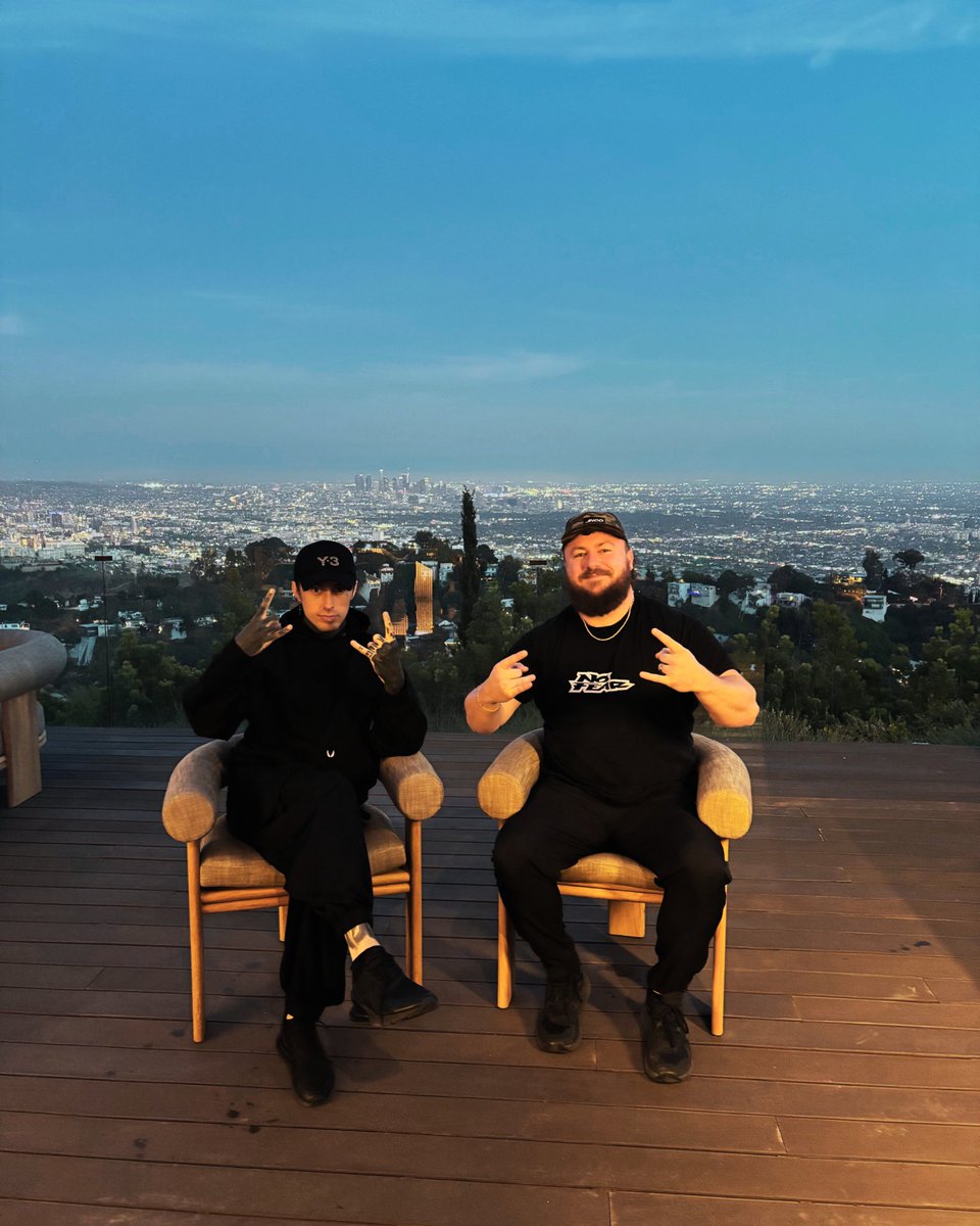 RockFeedNet's tweet image. Stopped by to see my bro Ronnie Radke yesterday at his incredible home in Los Angeles. Look at that view. 🤯 The band just completed their massive Australian tour a few days ago.