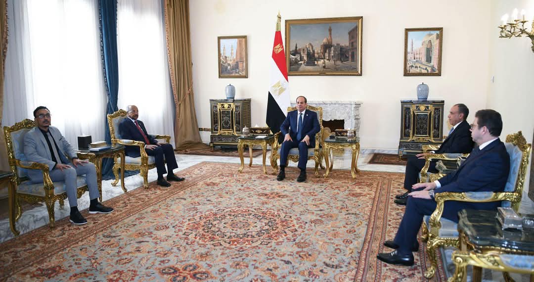 Foreign Minister Osman Saleh today delivered, in Cairo, a message of President Isaias Afwerki to President Abdel Fattah El-Sisi focusing on further consolidation of all-rounded bilateral ties and other matters of mutual importance to both countries.

Enhancement of bilateral