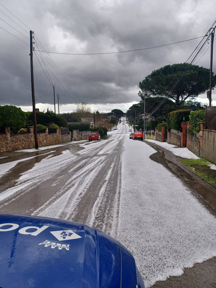 AjSCFarners's tweet photo. ☔️ ❄️ Diumenge d’inestabilitat meteorològica a #SantaColomadeFarners.

A #SCFResidencial la calamarsa ha deixat els carrers blancs.

👀Consulteu l’estat de les carreteres a @transit i extremeu les precaucions en la mobilitat i activitats a l’exterior.

#INUNCAT https://t.co/WB6rxaArtG