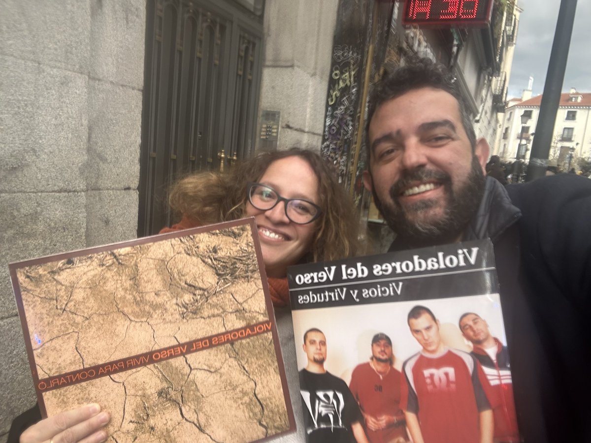 Aquí dos ‘frikipans’, capaces de comprar vinilos (maravilla 🙌) antes que el tocadiscos 😝 Eso, sí, próximo disfrute asegurado!!!