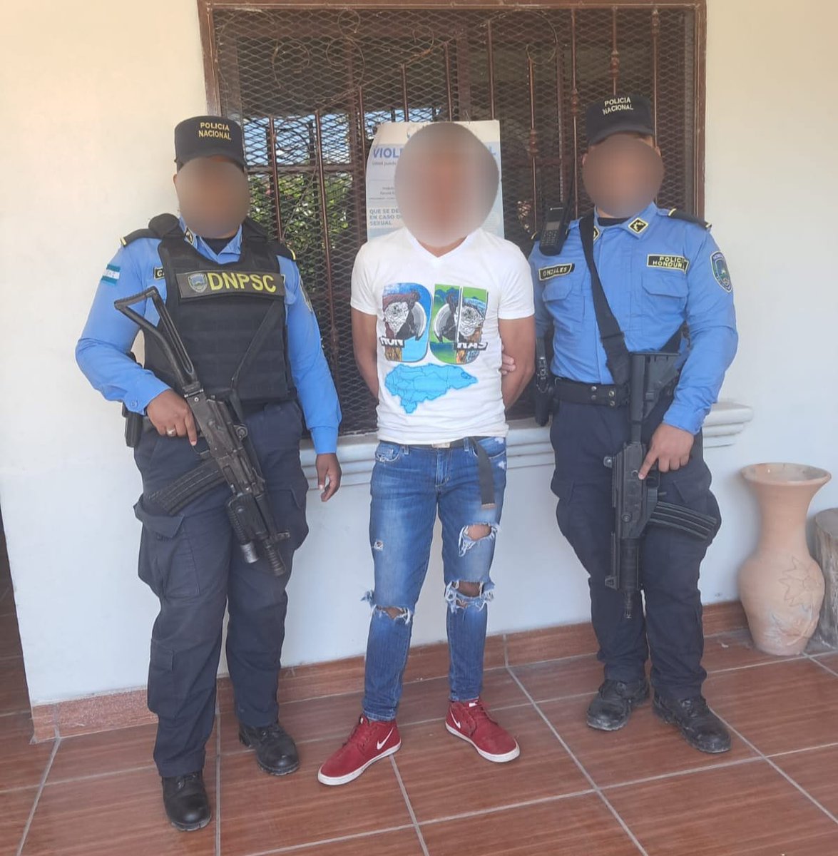 PoliciaHonduras's tweet photo. Agentes policiales detienen a tres sujetos por varios delitos en Comayagua

Leer más... https://t.co/byVR35qKOq https://t.co/wFsGj0Lt0C